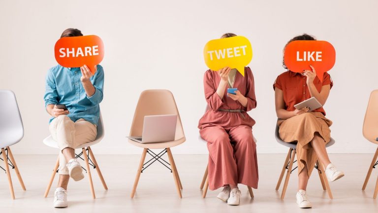 Read more about the article How Does Social Media Influence Consumer Behavior?