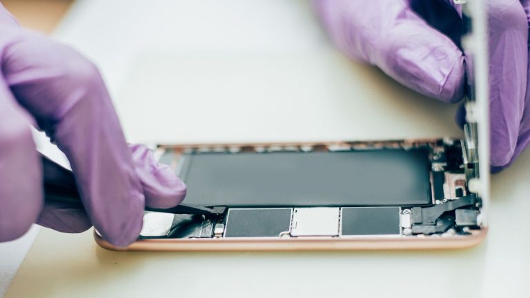 Read more about the article Top 5 Reasons to Choose SPARK’s Expert Phone Repair Services