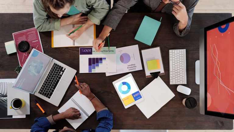 Read more about the article 10 Expert Tips to Improve Cross-functional Collaboration