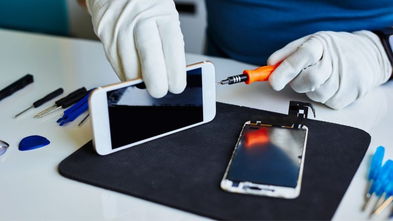 Read more about the article 5 Reasons to Help You Understand Whether You Need to Repair or Replace Your Phone